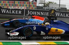 Marcus Ericsson (SWE) Sauber C35 and Pascal Wehrlein (GER) Manor Racing MRT05 battle for position. 13.11.2016. Formula 1 World Championship, Rd 20, Brazilian Grand Prix, Sao Paulo, Brazil, Race Day.