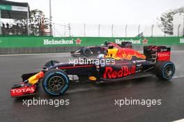 Daniel Ricciardo (AUS) Red Bull Racing RB12 and Carlos Sainz Jr (ESP) Scuderia Toro Rosso STR11 battle for position. 13.11.2016. Formula 1 World Championship, Rd 20, Brazilian Grand Prix, Sao Paulo, Brazil, Race Day.