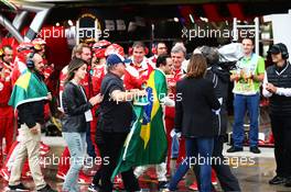 Felipe Massa (BRA) Williams is applauded by the Ferrari team and joined by his father Luis Antonio Massa (BRA), wife Rafaela Bassi (BRA) and brother Dudu Massa (BRA), in the pits after he retired from the race. 13.11.2016. Formula 1 World Championship, Rd 20, Brazilian Grand Prix, Sao Paulo, Brazil, Race Day.