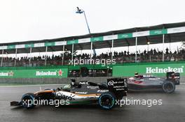 Nico Hulkenberg (GER) Sahara Force India F1 VJM09 and Jenson Button (GBR) McLaren MP4-31 battle for position. 13.11.2016. Formula 1 World Championship, Rd 20, Brazilian Grand Prix, Sao Paulo, Brazil, Race Day.