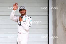 Lewis Hamilton (GBR) Mercedes AMG F1 celebrates his pole position in parc ferme. 12.11.2016. Formula 1 World Championship, Rd 20, Brazilian Grand Prix, Sao Paulo, Brazil, Qualifying Day.