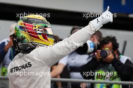 Lewis Hamilton (GBR) Mercedes AMG F1 celebrates his pole position in qualifying parc ferme. 12.11.2016. Formula 1 World Championship, Rd 20, Brazilian Grand Prix, Sao Paulo, Brazil, Qualifying Day.