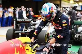 Daniel Ricciardo (AUS) Red Bull Racing RB12 in qualifying parc ferme. 12.11.2016. Formula 1 World Championship, Rd 20, Brazilian Grand Prix, Sao Paulo, Brazil, Qualifying Day.