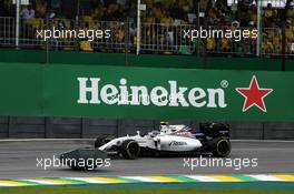 Valtteri Bottas (FIN) Williams FW38 passes a stray umbrella on the circuit. 12.11.2016. Formula 1 World Championship, Rd 20, Brazilian Grand Prix, Sao Paulo, Brazil, Qualifying Day.