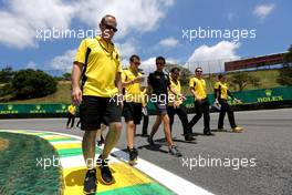 Jolyon Palmer (GBR) Renault Sport F1 Team walks the circuit with the team. 10.11.2016. Formula 1 World Championship, Rd 20, Brazilian Grand Prix, Sao Paulo, Brazil, Preparation Day.