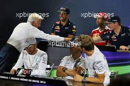 (L to R): Charlie Whiting (GBR) FIA Delegate shakes the hand of Max Verstappen (NLD) Red Bull Racing in the FIA Press Conference. 10.11.2016. Formula 1 World Championship, Rd 20, Brazilian Grand Prix, Sao Paulo, Brazil, Preparation Day.