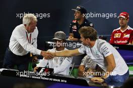 (L to R): Charlie Whiting (GBR) FIA Delegate shakes the hand of Nico Rosberg (GER) Mercedes AMG F1 in the FIA Press Conference. 10.11.2016. Formula 1 World Championship, Rd 20, Brazilian Grand Prix, Sao Paulo, Brazil, Preparation Day.