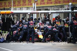 Daniel Ricciardo (AUS) Red Bull Racing RB12 makes a pit stop. 12.06.2016. Formula 1 World Championship, Rd 7, Canadian Grand Prix, Montreal, Canada, Race Day.