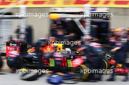 Daniel Ricciardo (AUS) Red Bull Racing RB12 makes a pit stop. 12.06.2016. Formula 1 World Championship, Rd 7, Canadian Grand Prix, Montreal, Canada, Race Day.