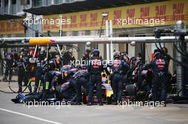 Max Verstappen (NLD) Red Bull Racing RB12 makes a pit stop. 12.06.2016. Formula 1 World Championship, Rd 7, Canadian Grand Prix, Montreal, Canada, Race Day.