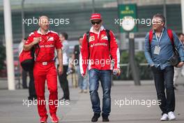 Kimi Raikkonen (FIN) Ferrari with Mark Arnall (GBR) Personal Trainer (Left). 15.04.2016. Formula 1 World Championship, Rd 3, Chinese Grand Prix, Shanghai, China, Practice Day.