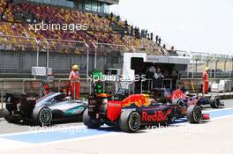 Daniil Kvyat (RUS) Red Bull Racing RB12 passes Nico Rosberg (GER) Mercedes AMG F1 W07 Hybrid in the pits. 15.04.2016. Formula 1 World Championship, Rd 3, Chinese Grand Prix, Shanghai, China, Practice Day.