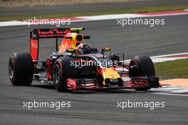 Daniil Kvyat (RUS) Red Bull Racing RB12. 15.04.2016. Formula 1 World Championship, Rd 3, Chinese Grand Prix, Shanghai, China, Practice Day.