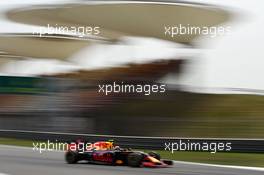 Daniil Kvyat (RUS) Red Bull Racing RB12. 15.04.2016. Formula 1 World Championship, Rd 3, Chinese Grand Prix, Shanghai, China, Practice Day.