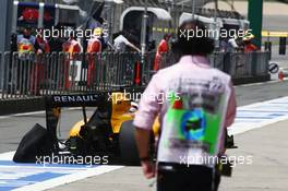 Kevin Magnussen (DEN) Renault Sport F1 Team RS16 returns to the pits with a punctured rear left Pirelli tyre. 15.04.2016. Formula 1 World Championship, Rd 3, Chinese Grand Prix, Shanghai, China, Practice Day.