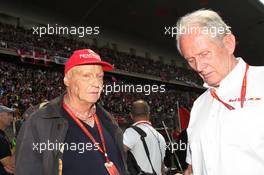 (L to R): Niki Lauda (AUT) Mercedes Non-Executive Chairman with Dr Helmut Marko (AUT) Red Bull Motorsport Consultant on the grid. 17.04.2016. Formula 1 World Championship, Rd 3, Chinese Grand Prix, Shanghai, China, Race Day.