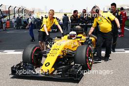 Kevin Magnussen (DEN) Renault Sport F1 Team RS16 on the grid. 17.04.2016. Formula 1 World Championship, Rd 3, Chinese Grand Prix, Shanghai, China, Race Day.