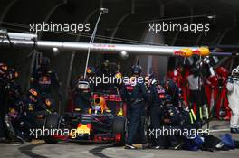 Daniel Ricciardo (AUS) Red Bull Racing RB12  Pit stop. 17.04.2016. Formula 1 World Championship, Rd 3, Chinese Grand Prix, Shanghai, China, Race Day.