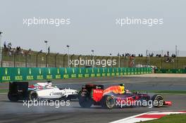 Daniil Kvyat (RUS) Red Bull Racing RB12 and Felipe Massa (BRA) Williams FW38 battle for position. 17.04.2016. Formula 1 World Championship, Rd 3, Chinese Grand Prix, Shanghai, China, Race Day.