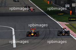 Daniel Ricciardo (AUS) Red Bull Racing RB12 and Carlos Sainz Jr (ESP) Scuderia Toro Rosso STR11 battle for position. 17.04.2016. Formula 1 World Championship, Rd 3, Chinese Grand Prix, Shanghai, China, Race Day.