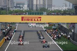 Nico Rosberg (GER) Mercedes AMG F1 W07 Hybrid leads on the formation lap. 17.04.2016. Formula 1 World Championship, Rd 3, Chinese Grand Prix, Shanghai, China, Race Day.