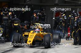 Jolyon Palmer (GBR) Renault Sport F1 Team RE16  Pit stop. 17.04.2016. Formula 1 World Championship, Rd 3, Chinese Grand Prix, Shanghai, China, Race Day.