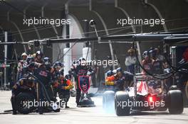 Carlos Sainz Jr (ESP) Scuderia Toro Rosso STR11  Pit stop. 17.04.2016. Formula 1 World Championship, Rd 3, Chinese Grand Prix, Shanghai, China, Race Day.