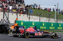 Pascal Wehrlein (GER) Manor Racing MRT05 and Max Verstappen (NLD) Scuderia Toro Rosso STR11 battle for position. 17.04.2016. Formula 1 World Championship, Rd 3, Chinese Grand Prix, Shanghai, China, Race Day.