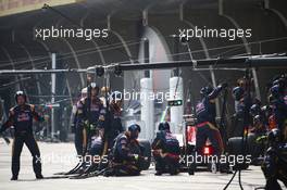 Carlos Sainz Jr (ESP) Scuderia Toro Rosso STR11  Pit stop. 17.04.2016. Formula 1 World Championship, Rd 3, Chinese Grand Prix, Shanghai, China, Race Day.