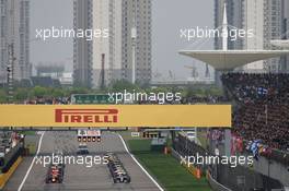 Nico Rosberg (GER) Mercedes AMG F1 W07 Hybrid on pole at the start of the race. 17.04.2016. Formula 1 World Championship, Rd 3, Chinese Grand Prix, Shanghai, China, Race Day.