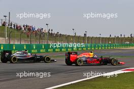 Daniil Kvyat (RUS) Red Bull Racing RB12 and Fernando Alonso (ESP) McLaren MP4-31 battle for position. 17.04.2016. Formula 1 World Championship, Rd 3, Chinese Grand Prix, Shanghai, China, Race Day.