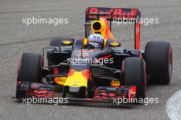 Daniel Ricciardo (AUS) Red Bull Racing RB12. 16.04.2016. Formula 1 World Championship, Rd 3, Chinese Grand Prix, Shanghai, China, Qualifying Day.