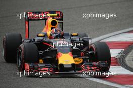 Daniil Kvyat (RUS) Red Bull Racing RB12. 16.04.2016. Formula 1 World Championship, Rd 3, Chinese Grand Prix, Shanghai, China, Qualifying Day.