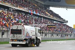 The track is swept clean of debris during qualifying. 16.04.2016. Formula 1 World Championship, Rd 3, Chinese Grand Prix, Shanghai, China, Qualifying Day.