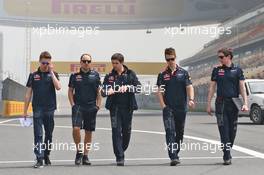 Daniil Kvyat (RUS) Red Bull Racing walks the circuit with the team. 14.04.2016. Formula 1 World Championship, Rd 3, Chinese Grand Prix, Shanghai, China, Preparation Day.