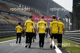 Kevin Magnussen (DEN) Renault Sport F1 Team walks the circuit with the team. 14.04.2016. Formula 1 World Championship, Rd 3, Chinese Grand Prix, Shanghai, China, Preparation Day.