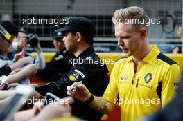 Kevin Magnussen (DEN) Renault Sport F1 Team signs autographs for the fans. 14.04.2016. Formula 1 World Championship, Rd 3, Chinese Grand Prix, Shanghai, China, Preparation Day.