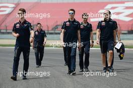 Daniil Kvyat (RUS) Red Bull Racing walks the circuit with the team. 14.04.2016. Formula 1 World Championship, Rd 3, Chinese Grand Prix, Shanghai, China, Preparation Day.