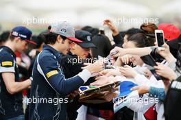 Carlos Sainz Jr (ESP) Scuderia Toro Rosso signs autographs for the fans. 14.04.2016. Formula 1 World Championship, Rd 3, Chinese Grand Prix, Shanghai, China, Preparation Day.