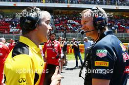 (L to R): Nick Chester (GBR) Renault Sport F1 Team Chassis Technical Director with Paul Monaghan (GBR) Red Bull Racing Chief Engineer on the grid. 15.05.2016. Formula 1 World Championship, Rd 5, Spanish Grand Prix, Barcelona, Spain, Race Day.