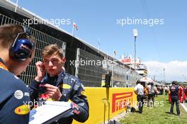 Max Verstappen (NLD) Red Bull Racing with Gianpiero Lambiase (ITA) Red Bull Racing Engineer on the grid. 15.05.2016. Formula 1 World Championship, Rd 5, Spanish Grand Prix, Barcelona, Spain, Race Day.
