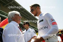 (L to R): Bernie Ecclestone (GBR) with Jenson Button (GBR) McLaren on the grid. 15.05.2016. Formula 1 World Championship, Rd 5, Spanish Grand Prix, Barcelona, Spain, Race Day.