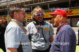 Paul Hembery (GBR) Pirelli Motorsport Director (Left) and Niki Lauda (AUT) Mercedes Non-Executive Chairman (Right) on the grid. 15.05.2016. Formula 1 World Championship, Rd 5, Spanish Grand Prix, Barcelona, Spain, Race Day.