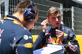 Max Verstappen (NLD) Red Bull Racing with Gianpiero Lambiase (ITA) Red Bull Racing Engineer on the grid. 15.05.2016. Formula 1 World Championship, Rd 5, Spanish Grand Prix, Barcelona, Spain, Race Day.