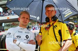 Kevin Magnussen (DEN) Renault Sport F1 Team on the grid. 15.05.2016. Formula 1 World Championship, Rd 5, Spanish Grand Prix, Barcelona, Spain, Race Day.