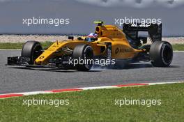 Jolyon Palmer (GBR) Renault Sport F1 Team RS16 locks up under braking. 15.05.2016. Formula 1 World Championship, Rd 5, Spanish Grand Prix, Barcelona, Spain, Race Day.