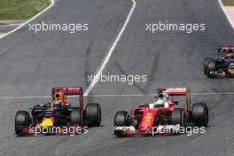 Daniel Ricciardo (AUS), Red Bull Racing and Sebastian Vettel (GER), Scuderia Ferrari  15.05.2016. Formula 1 World Championship, Rd 5, Spanish Grand Prix, Barcelona, Spain, Race Day.