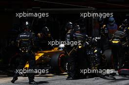 Kevin Magnussen (DEN) Renault Sport F1 Team RS16 makes a pit stop. 15.05.2016. Formula 1 World Championship, Rd 5, Spanish Grand Prix, Barcelona, Spain, Race Day.