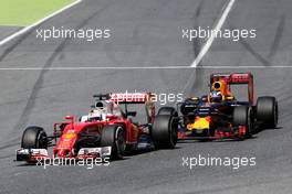Sebastian Vettel (GER), Scuderia Ferrari and Daniel Ricciardo (AUS), Red Bull Racing  15.05.2016. Formula 1 World Championship, Rd 5, Spanish Grand Prix, Barcelona, Spain, Race Day.