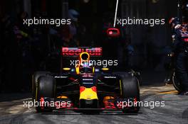 Daniel Ricciardo (AUS) Red Bull Racing RB12 makes a pit stop. 15.05.2016. Formula 1 World Championship, Rd 5, Spanish Grand Prix, Barcelona, Spain, Race Day.
